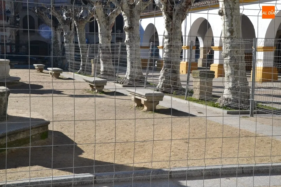 Foto 4 - Vallada la zona central de la Plazuela del Buen Alcalde para comenzar a retirar la arena  
