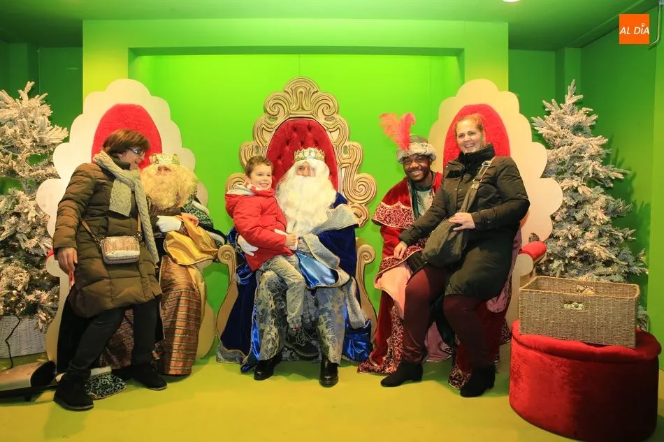 Foto 5 - Decenas de ni&ntilde;os se concentran en El Corte Ingl&eacute;s para ver a los Reyes Magos  