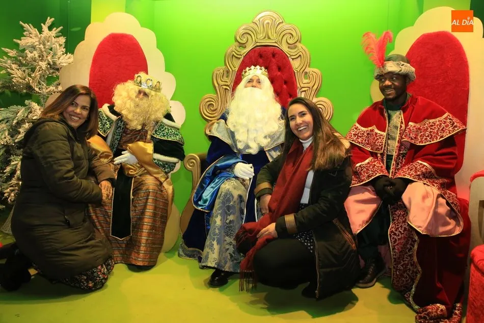 Foto 4 - Decenas de ni&ntilde;os se concentran en El Corte Ingl&eacute;s para ver a los Reyes Magos  