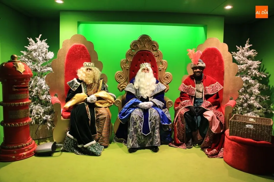 Foto 3 - Decenas de ni&ntilde;os se concentran en El Corte Ingl&eacute;s para ver a los Reyes Magos  