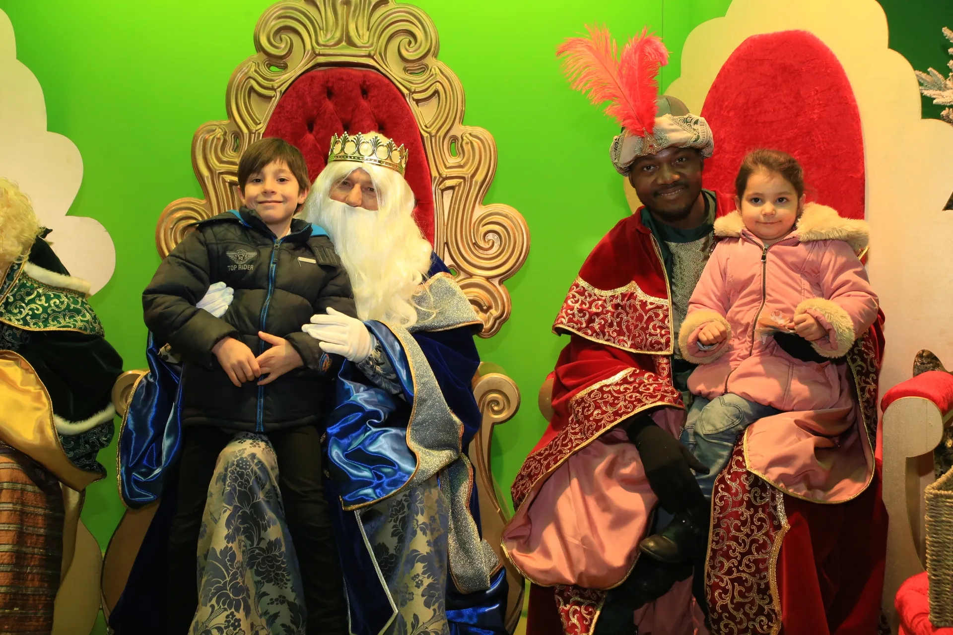 Foto 2 - Decenas de ni&ntilde;os se concentran en El Corte Ingl&eacute;s para ver a los Reyes Magos  