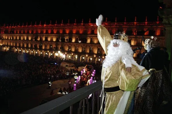 Melchor saluda a los salmantinos desde el balcón del Ayuntamiento