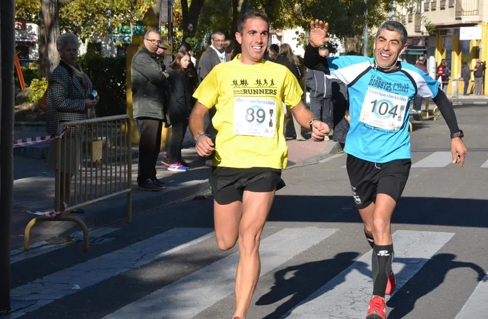 Daniel Javier Bravo, con los colores del Solorunners entrando en la meta de la Carrera de la Diabetes 2017