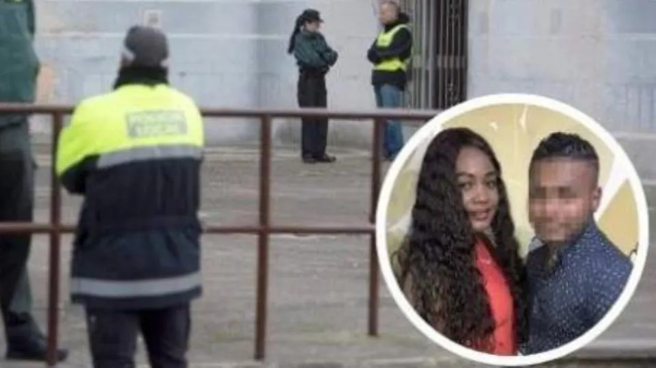 Agentes policiales junto al domicilio en el que tuvo lugar el asesinato