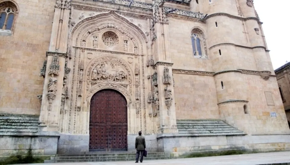Una de las puertas de la Catedral Nueva