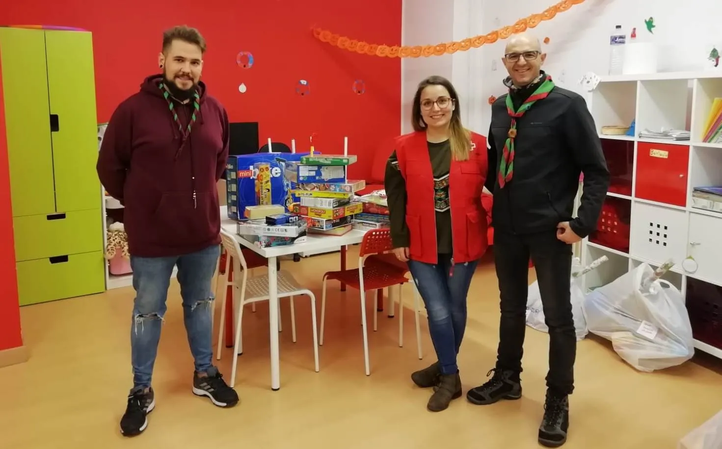 Los scouts entregan a Cruz Roja juguetes para su reparto entre familias necesitadas  