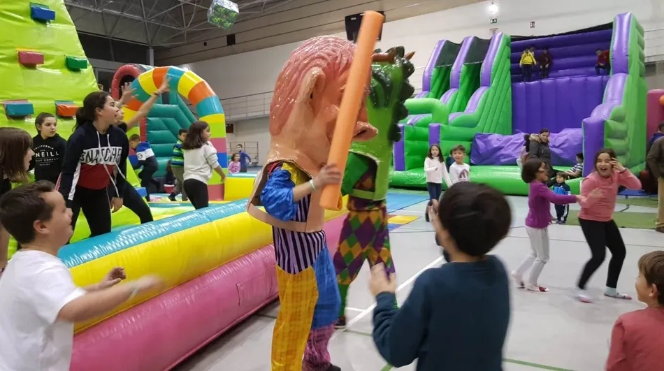 Foto 4 - Los cabezudos recorren Navilandia a la par que los ni&ntilde;os degustan palomitas  
