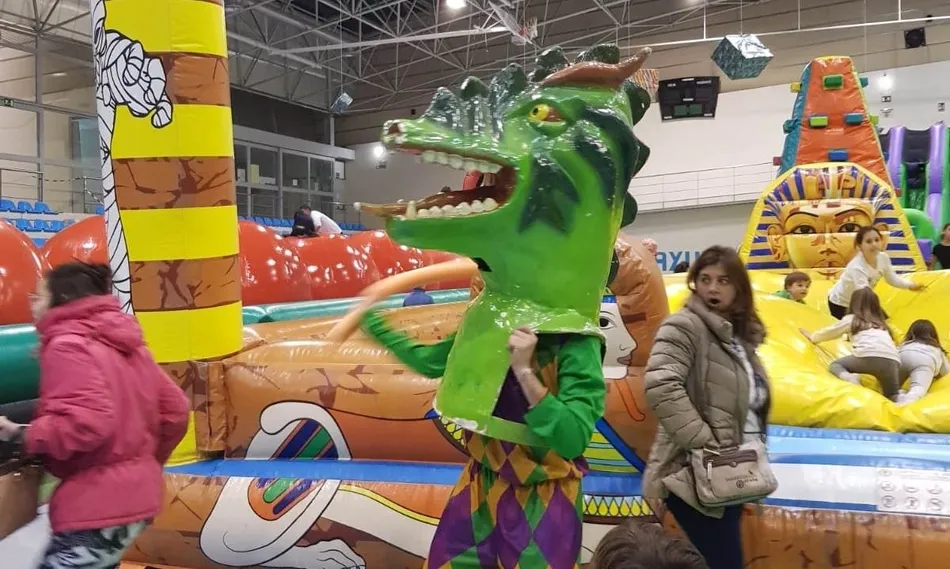 Los cabezudos recorren Navilandia a la par que los niños degustan palomitas  