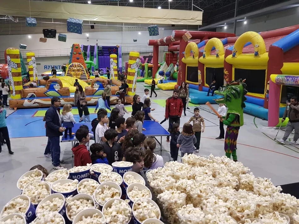 Foto 3 - Los cabezudos recorren Navilandia a la par que los ni&ntilde;os degustan palomitas  