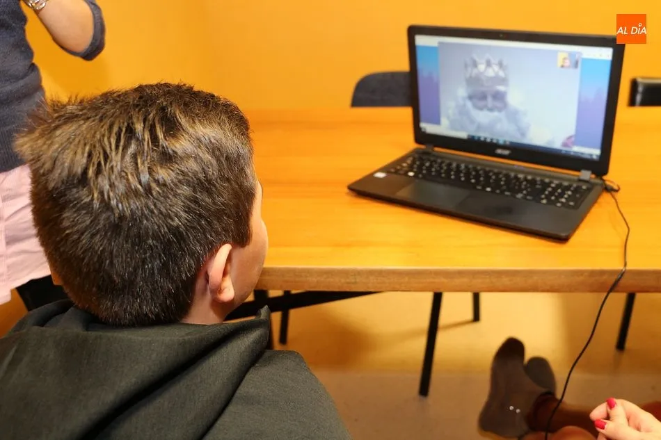 Foto 2 - Los ni&ntilde;os contactan por videoconferencia con los Reyes Magos