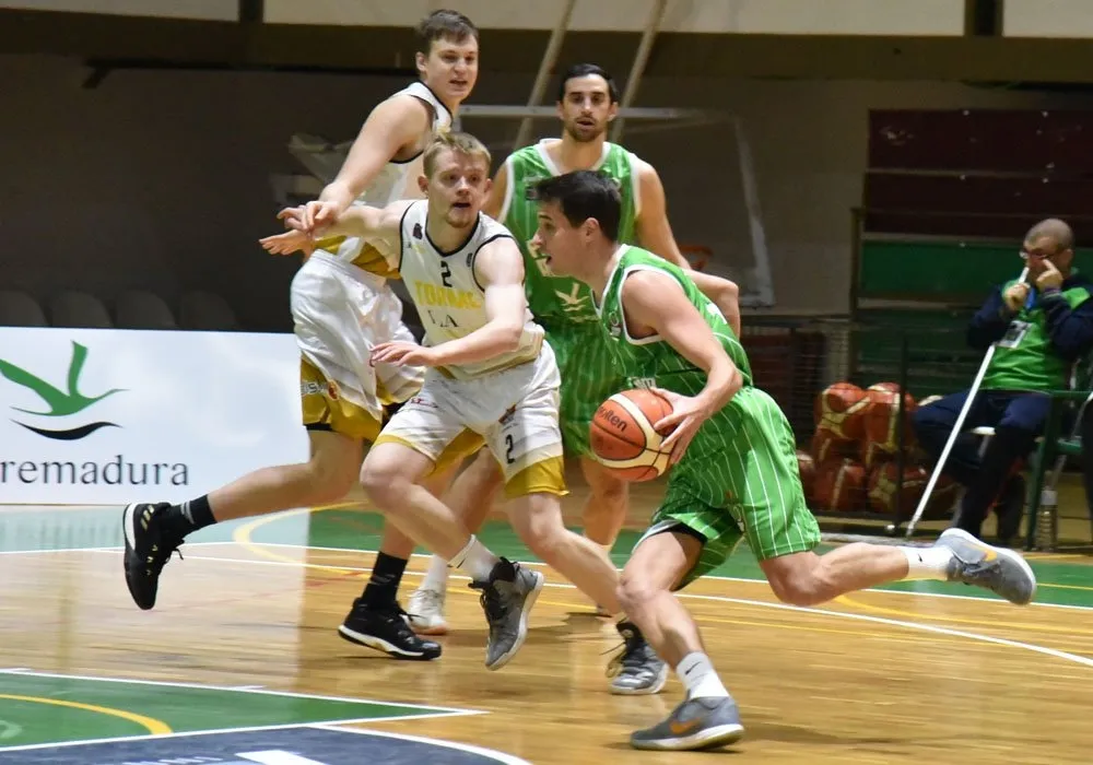 Round defiende a un rival del CB Extremadura Plasencia. Imagen: Twitter CB Extremadura