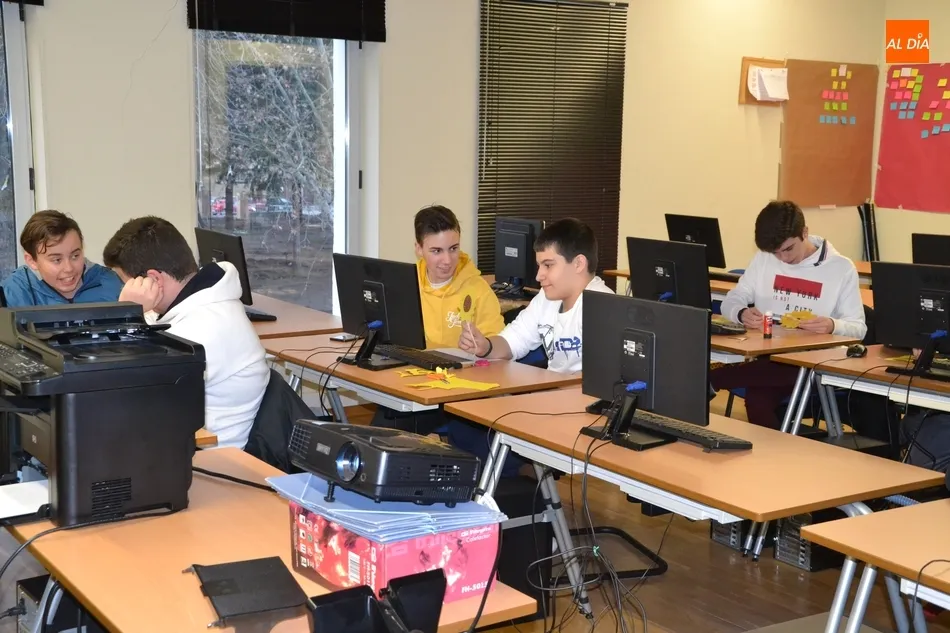 Foto 5 - Una docena de j&oacute;venes aprende a construir girasoles electr&oacute;nicos  