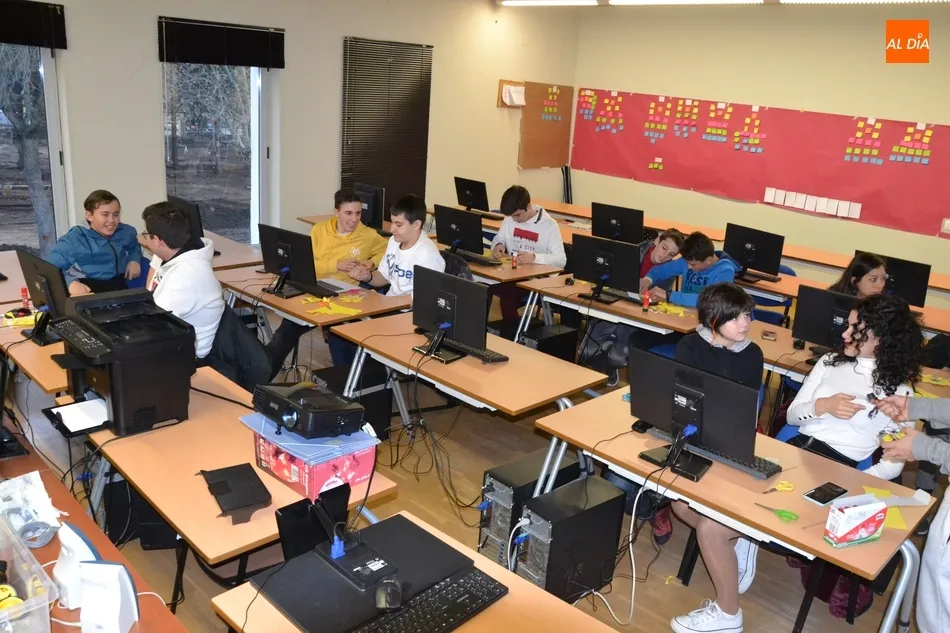 Una docena de jóvenes aprende a construir girasoles electrónicos  