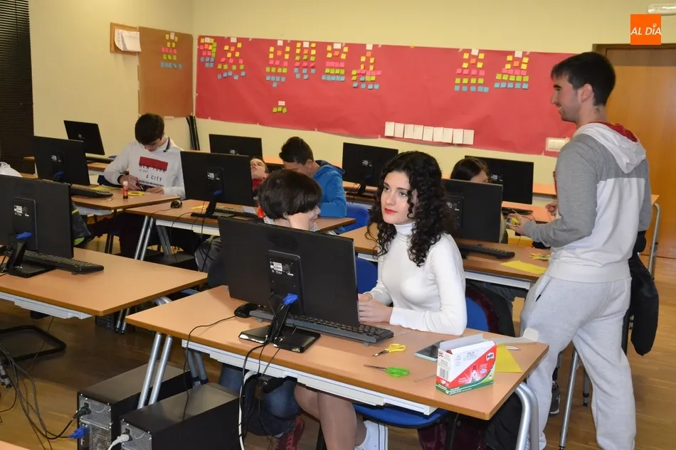 Foto 4 - Una docena de j&oacute;venes aprende a construir girasoles electr&oacute;nicos  