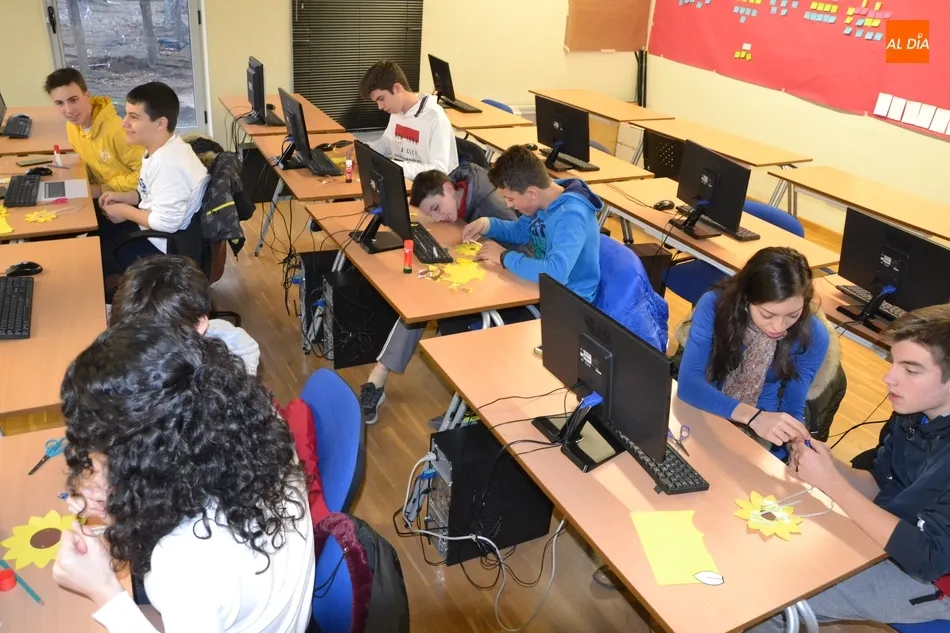 Foto 3 - Una docena de j&oacute;venes aprende a construir girasoles electr&oacute;nicos  