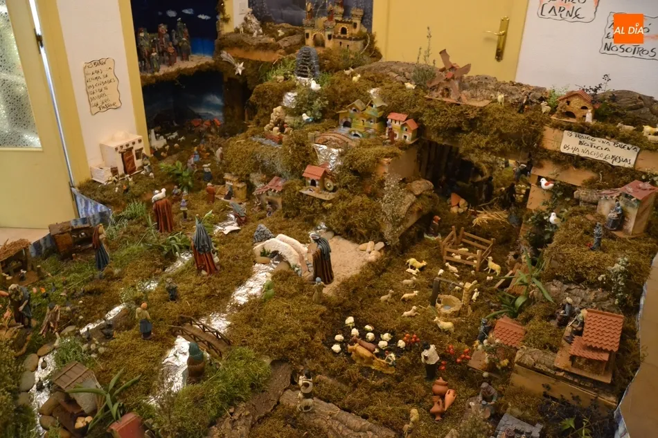 Una vivienda de la calle Cárcabas acoge un gigantesco belén navideño  