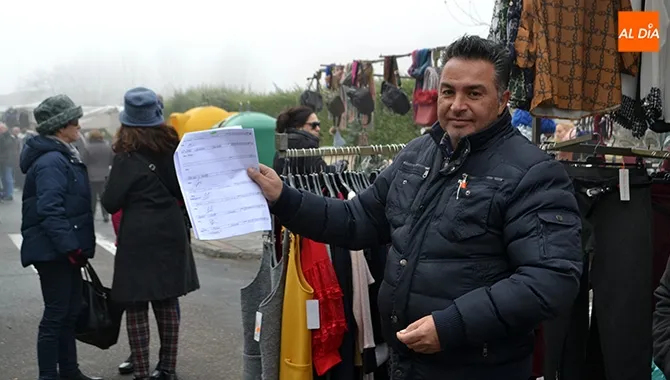 Representantes de los vendedores del mercadillo han presentado el documento con el acuerdo y las firmas para el cambio en el mercadillo semanal