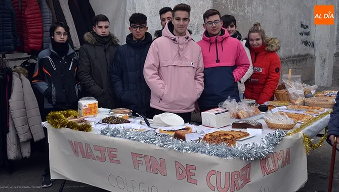Alumnos de 4º de la ESO del Colegio La Encarnación instalaban un puesto en el mercadillo para intentar recaudar fondos para su viaje a Roma