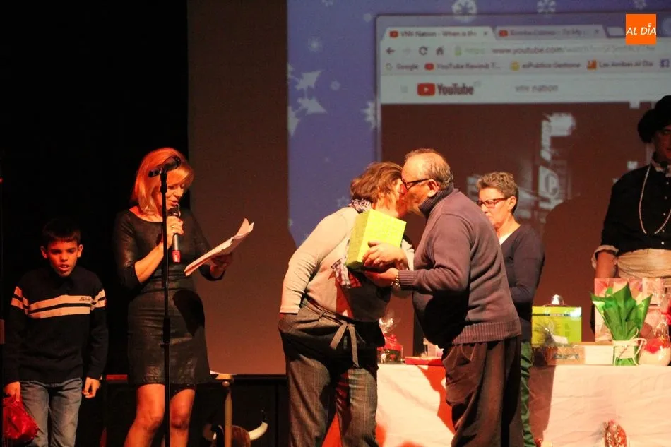 Foto 11 - Divertida gala de entrega de premios de los concursos navide&ntilde;os en Vitigudino  