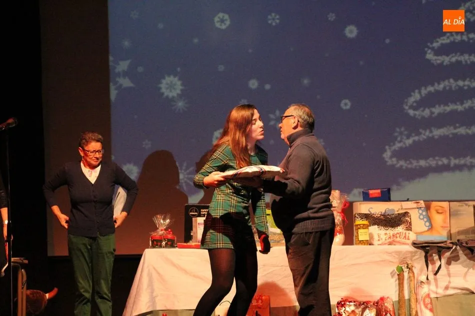 Foto 10 - Divertida gala de entrega de premios de los concursos navide&ntilde;os en Vitigudino  