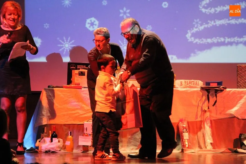 Foto 9 - Divertida gala de entrega de premios de los concursos navide&ntilde;os en Vitigudino  