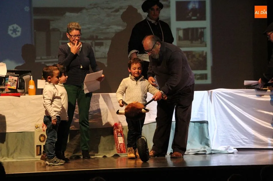 Foto 7 - Divertida gala de entrega de premios de los concursos navide&ntilde;os en Vitigudino  