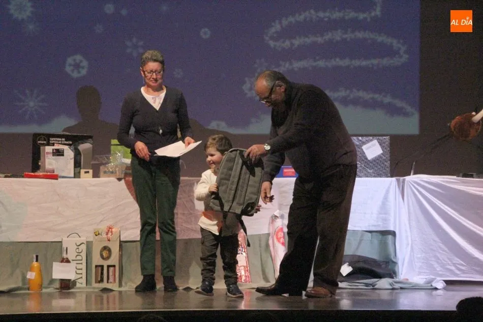 Foto 6 - Divertida gala de entrega de premios de los concursos navide&ntilde;os en Vitigudino  