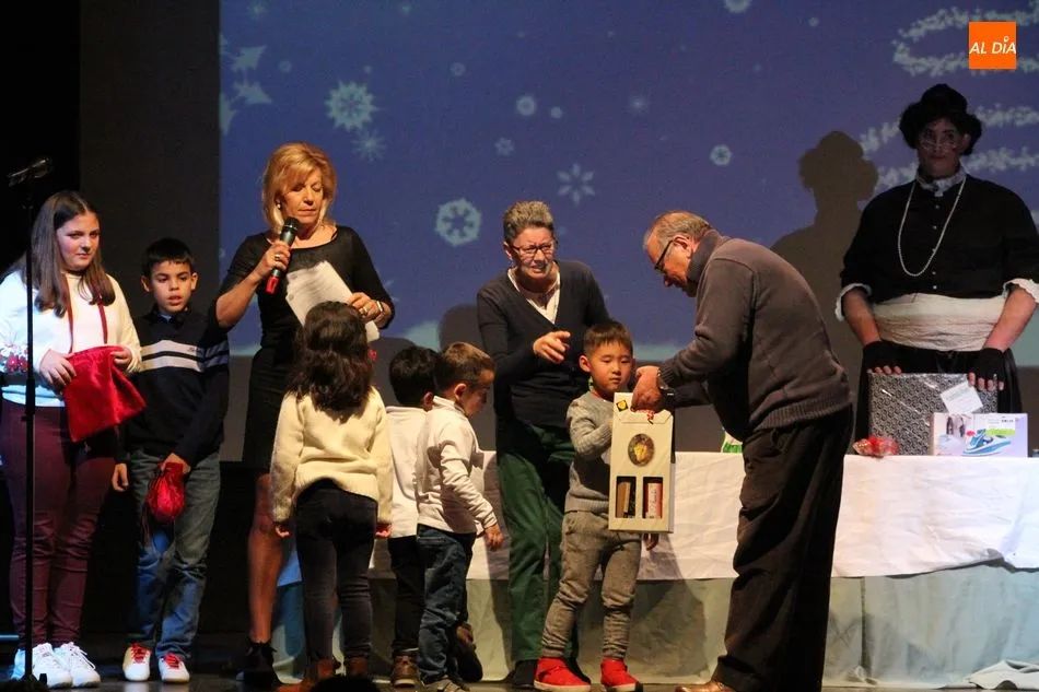 Foto 5 - Divertida gala de entrega de premios de los concursos navide&ntilde;os en Vitigudino  