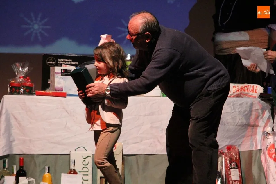 Foto 4 - Divertida gala de entrega de premios de los concursos navide&ntilde;os en Vitigudino  