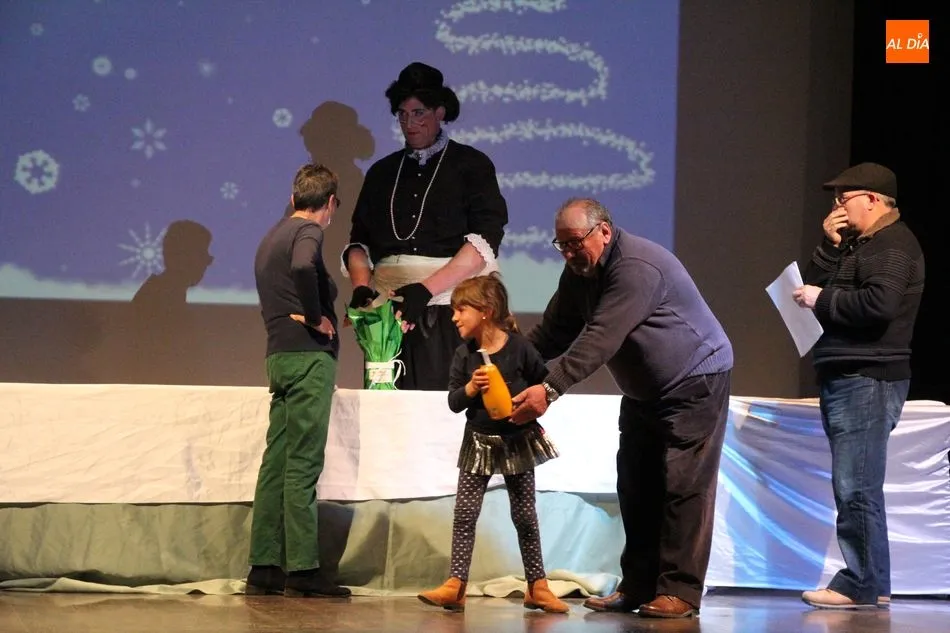 Foto 3 - Divertida gala de entrega de premios de los concursos navide&ntilde;os en Vitigudino  