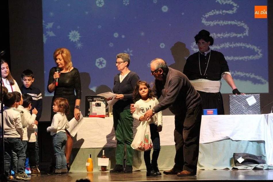Foto 2 - Divertida gala de entrega de premios de los concursos navide&ntilde;os en Vitigudino  