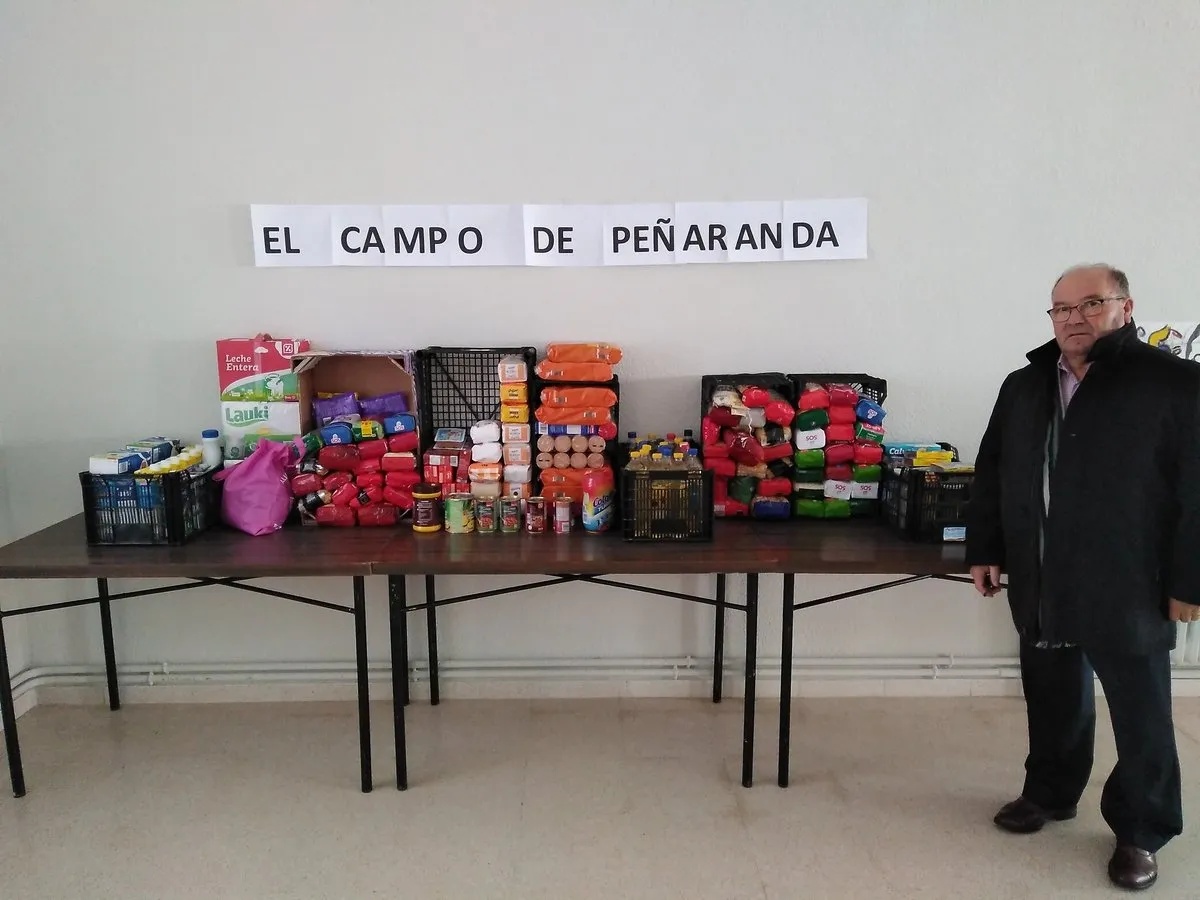 El alcalde de El Campo de Peñaranda, Luis Pinto, y los alimentos recogidos