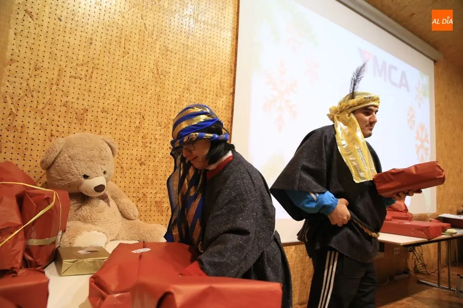Foto 5 - Los Reyes Magos entregan regalos y juguetes a los ni&ntilde;os de YMCA
