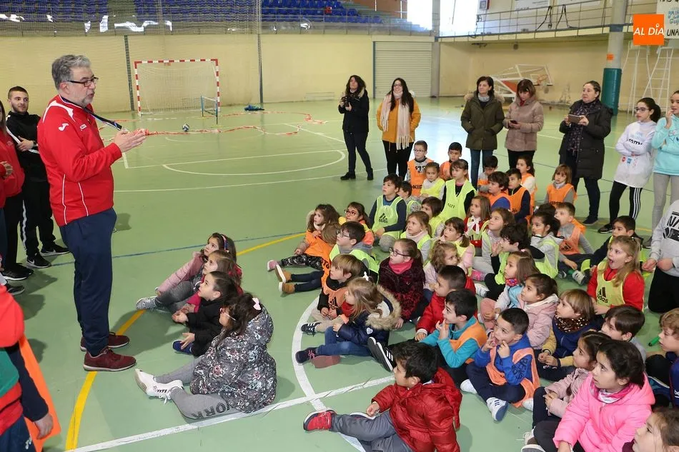 Foto 3 - Un centenar de ni&ntilde;os aprenden sobre la inclusi&oacute;n con la Jornada de Deporte Adaptado