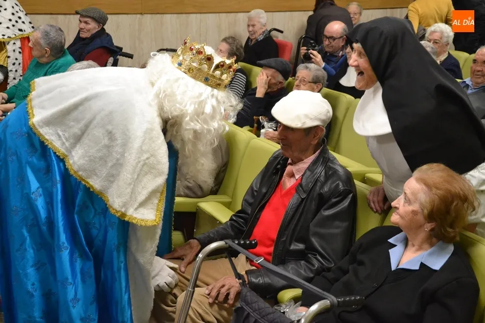 Los Reyes Magos Solidarios reparten regalos en la Residencia San José  