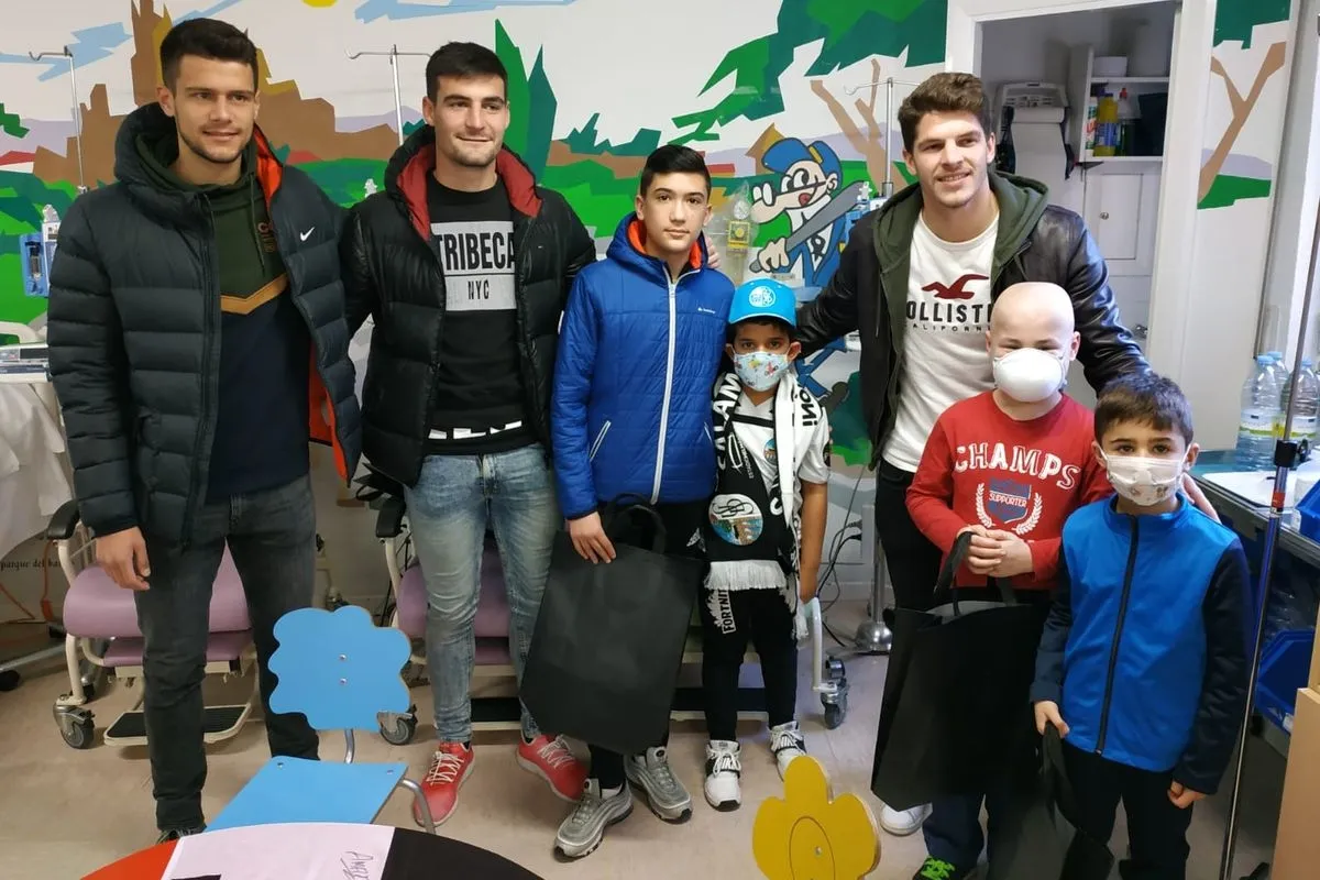 Antobis, Sotres y Amaro durante su visita al hospital