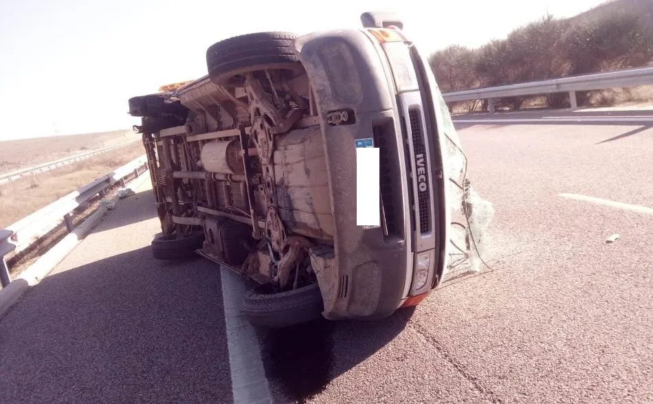 Foto 3 - Herido un var&oacute;n al volcar la furgoneta que conduc&iacute;a  
