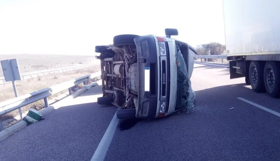 Foto 2 - Herido un var&oacute;n al volcar la furgoneta que conduc&iacute;a  