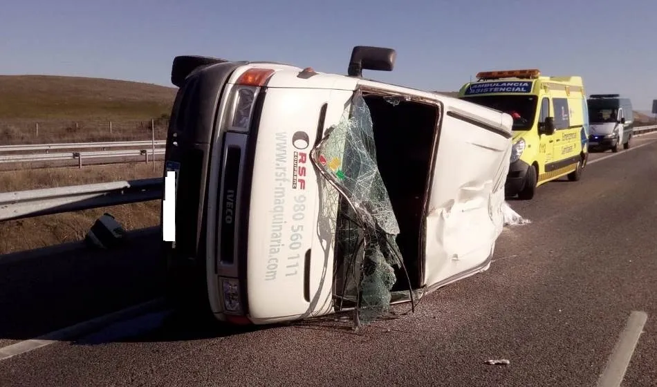 Herido un varón al volcar la furgoneta que conducía  