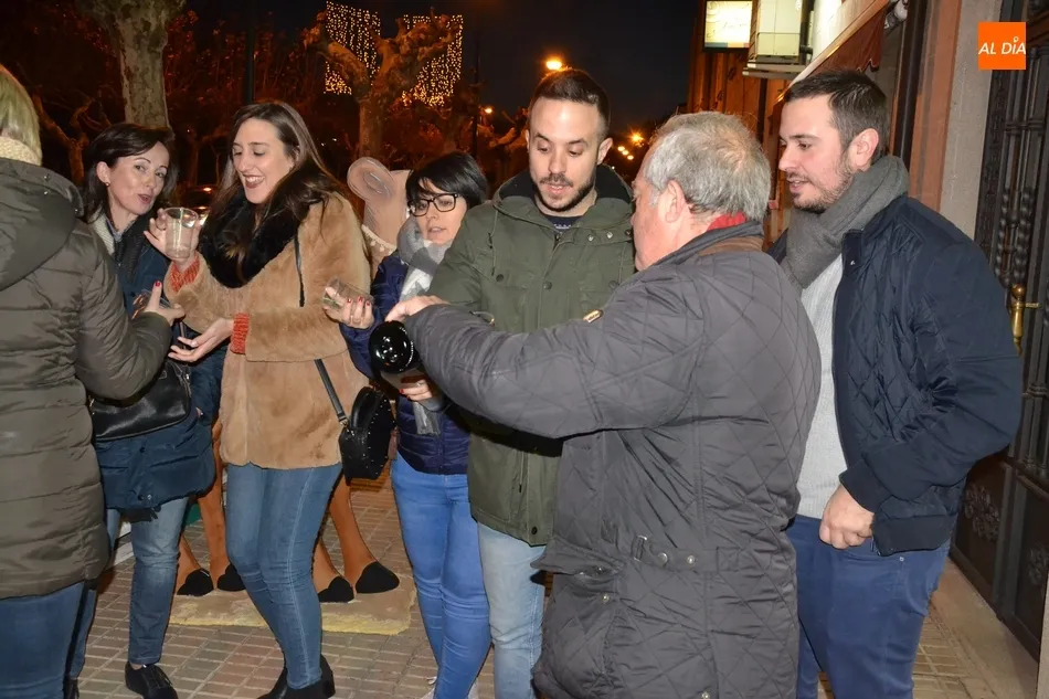 Foto 7 - Los ganadores del Concurso de Decoraci&oacute;n Navide&ntilde;a brindan por su &eacute;xito  