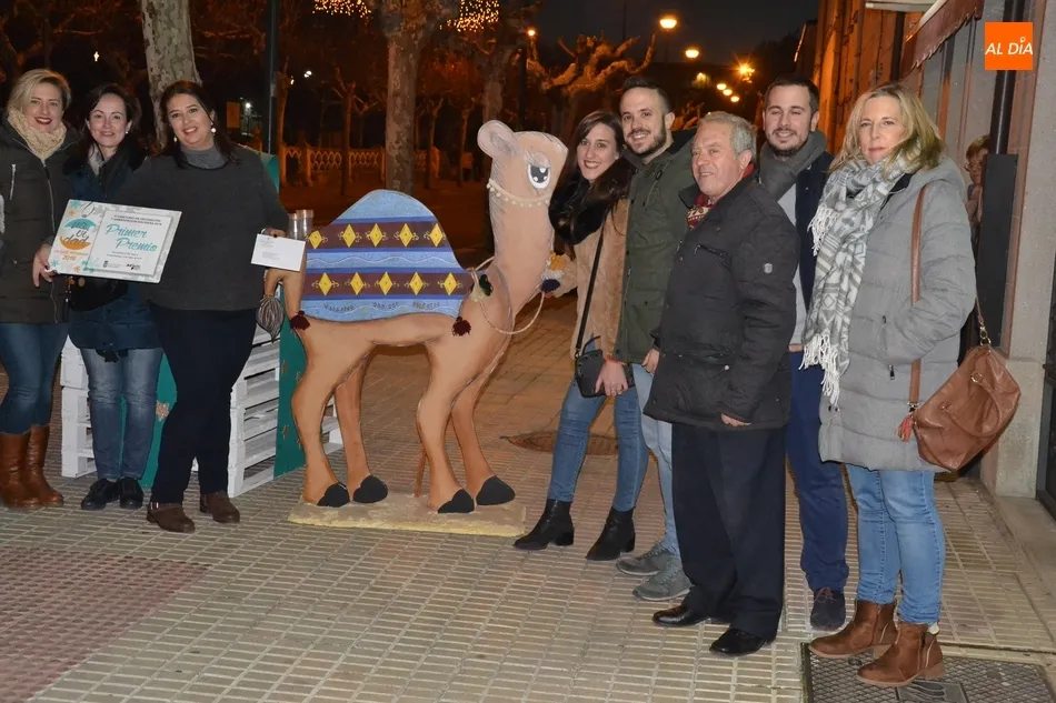 Foto 9 - Los ganadores del Concurso de Decoraci&oacute;n Navide&ntilde;a brindan por su &eacute;xito  