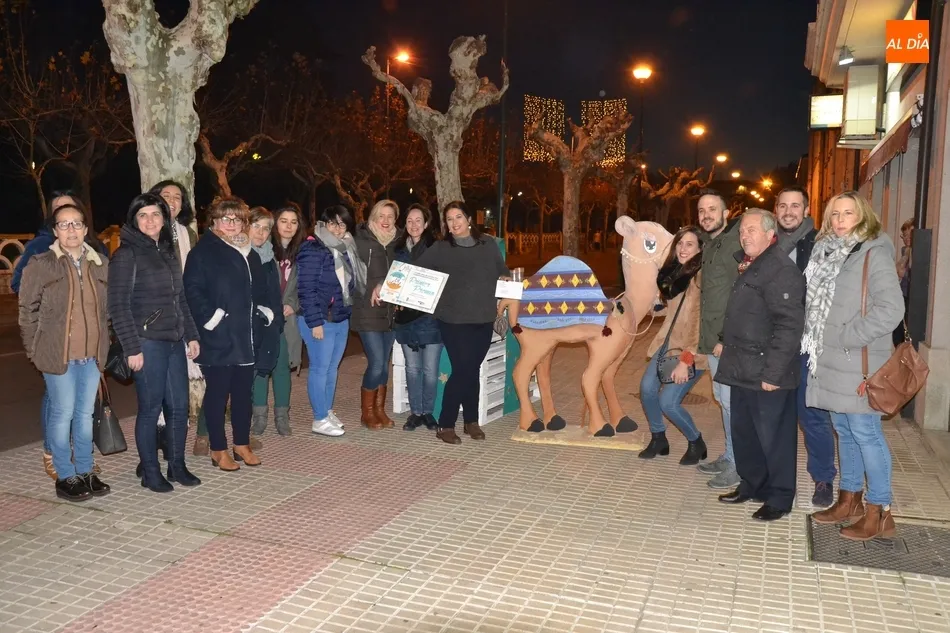 Foto 11 - Los ganadores del Concurso de Decoraci&oacute;n Navide&ntilde;a brindan por su &eacute;xito  