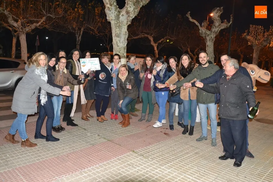 Foto 5 - Los ganadores del Concurso de Decoraci&oacute;n Navide&ntilde;a brindan por su &eacute;xito  