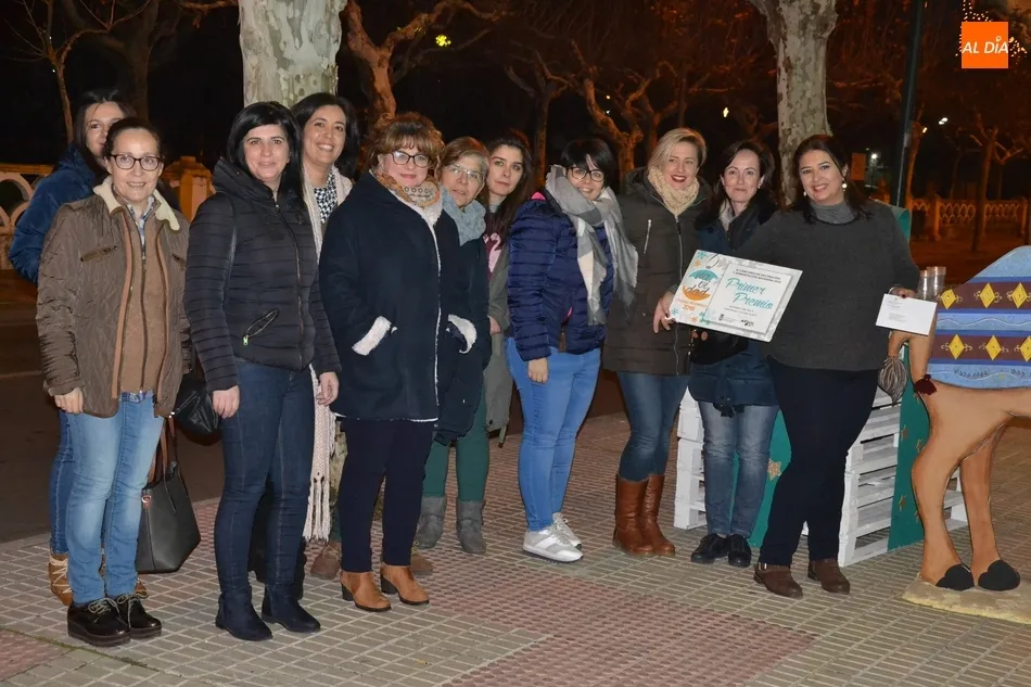 Foto 10 - Los ganadores del Concurso de Decoraci&oacute;n Navide&ntilde;a brindan por su &eacute;xito  