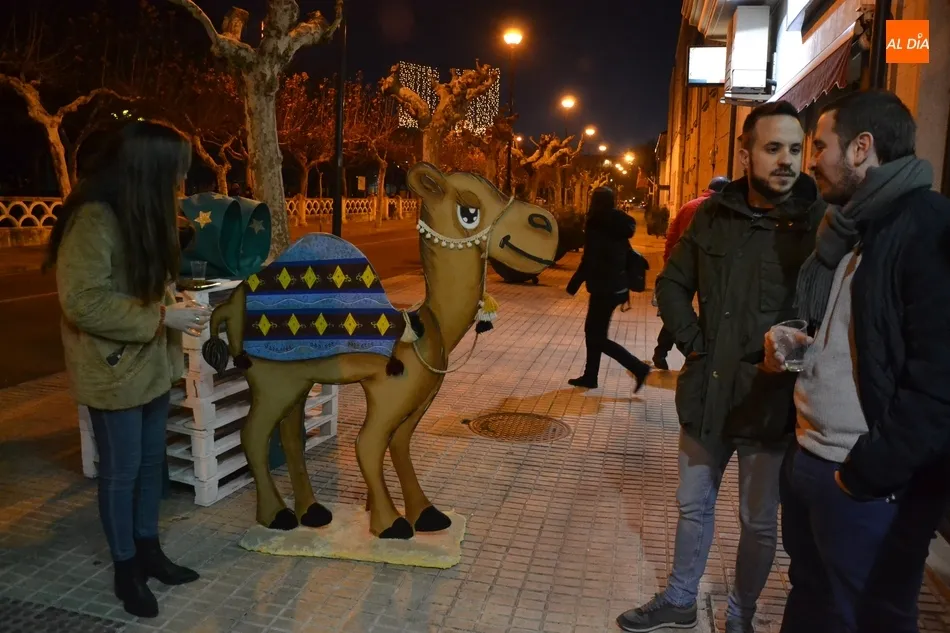 Foto 2 - Los ganadores del Concurso de Decoraci&oacute;n Navide&ntilde;a brindan por su &eacute;xito  