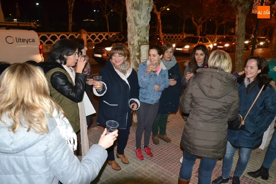 Foto 3 - Los ganadores del Concurso de Decoraci&oacute;n Navide&ntilde;a brindan por su &eacute;xito  