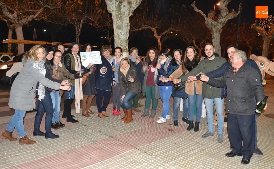 Los ganadores del Concurso de Decoración Navideña brindan por su éxito  