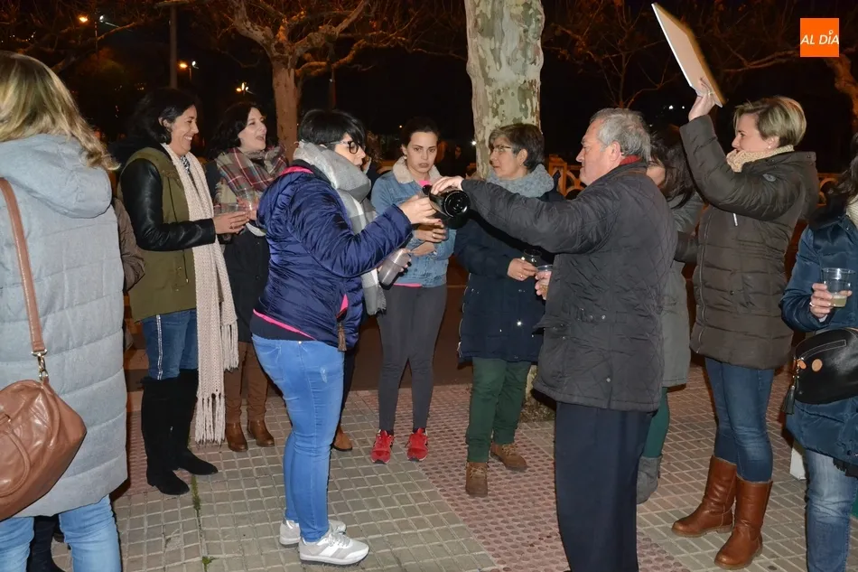 Foto 6 - Los ganadores del Concurso de Decoraci&oacute;n Navide&ntilde;a brindan por su &eacute;xito  