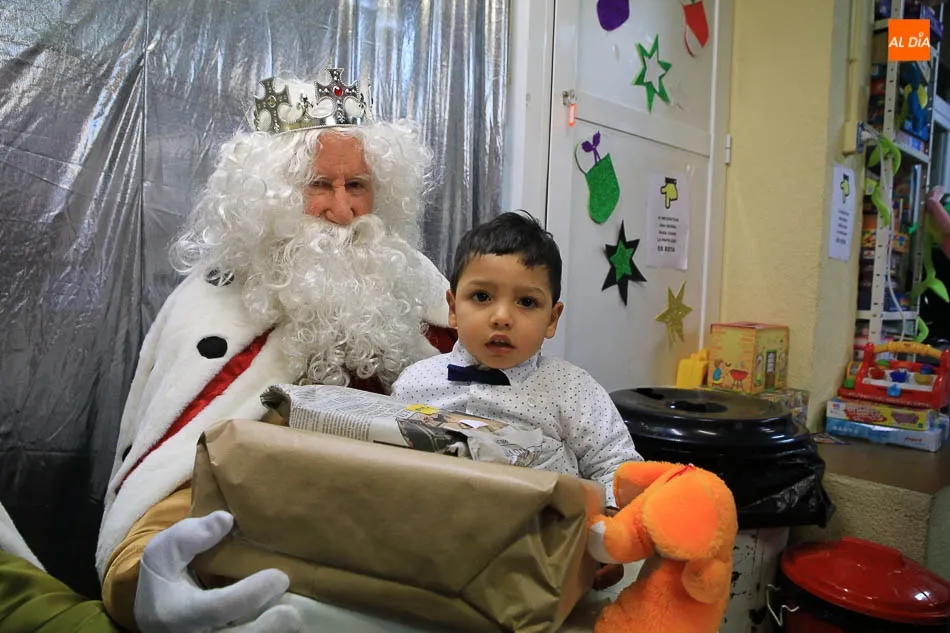 Foto 11 - Sus Majestades de Oriente llegan cargados de regalos al Barrio Vidal