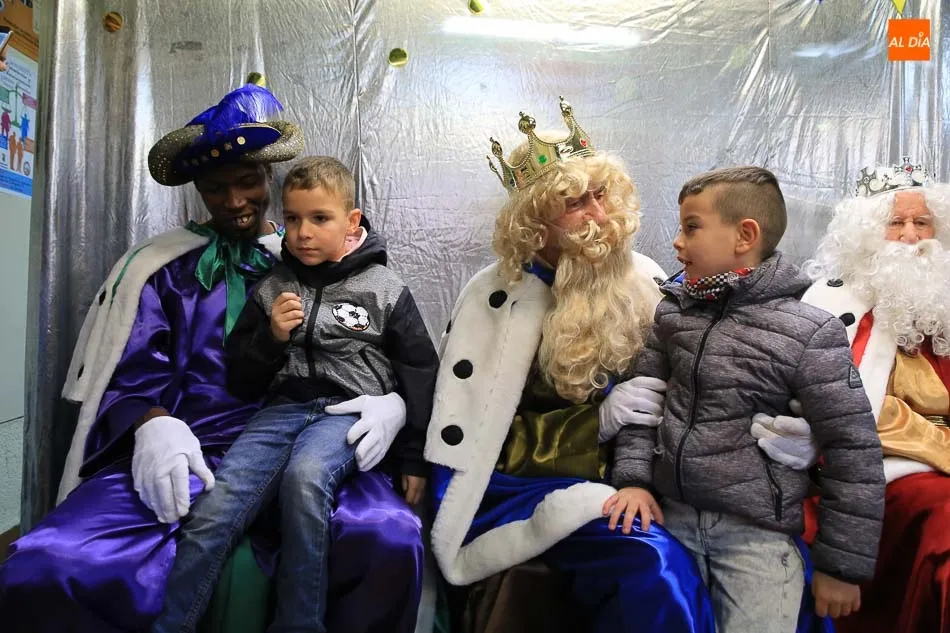 Foto 9 - Sus Majestades de Oriente llegan cargados de regalos al Barrio Vidal
